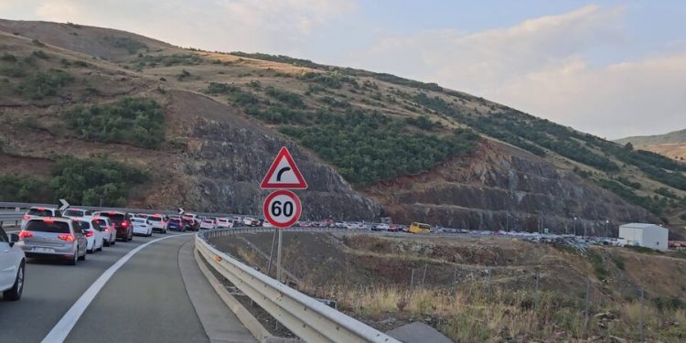 Mjëra qytetarë nga Kosova drejt bregdetit shqiptar