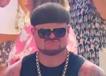 E tallnin për modelin e flokëve, “Ibiza Final Boss” firmos marrëveshje me gjigantin britanik të modës