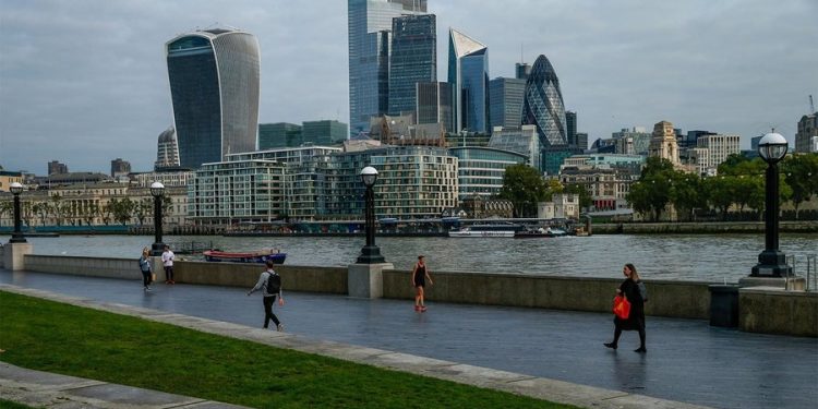 Britania, në kërkim të “frymëmarrjes” financiare – Qeveria duhet të rrisë taksat për të ulur deficitin buxhetor