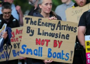 “Emigrantët janë të mirëpritur”/ Protesta pro refugjatëve në Angli, britanikët dalin në rrugë, thirrje qeverisë…