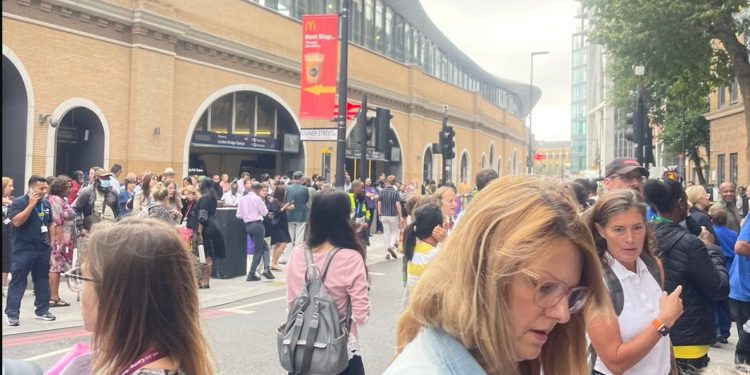 Spitali i Londrës detyrohet të evakuojë 150 persona pas rrjedhjes së gazit të klorit