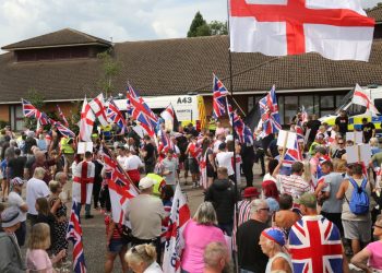 Deputetët e Mbretërisë së Bashkuar shprehin alarmin për rritjen e abuzimit online gjatë debatit për imigracionin