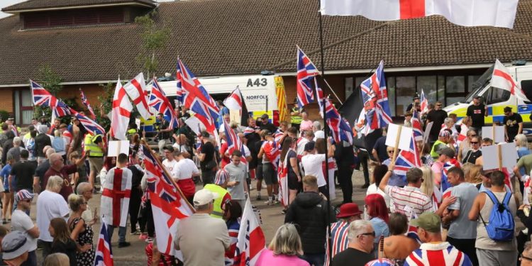 Deputetët e Mbretërisë së Bashkuar shprehin alarmin për rritjen e abuzimit online gjatë debatit për imigracionin