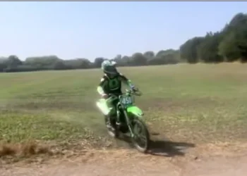 Helikopteri i policisë fluturon në lartësi të ulët gjatë ndjekjes spektakolare të një motoçiklete të vjedhur në Britani