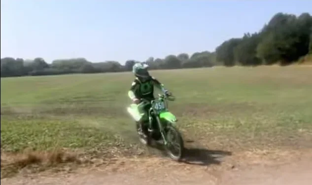 Helikopteri i policisë fluturon në lartësi të ulët gjatë ndjekjes spektakolare të një motoçiklete të vjedhur në Britani