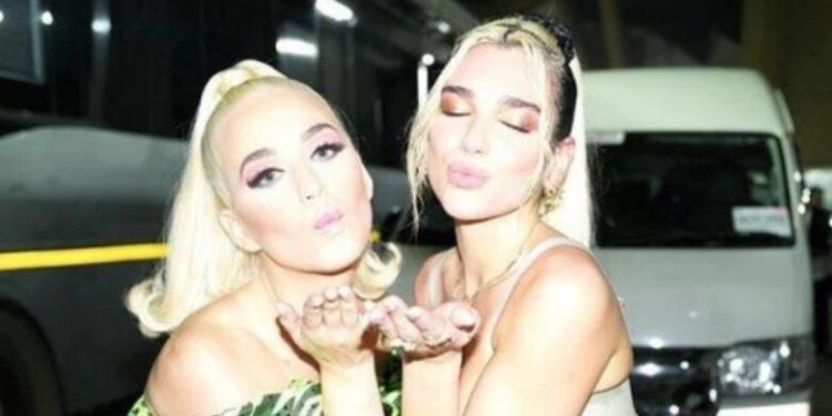 Katy Perry gjatë një koncerti: Unë nuk jam Dua Lipa, jam tezja e Dua Lipës