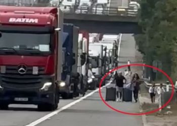 Çifti anglez me dy fëmijë braktis taksinë dhe ecin përgjatë autostradës për të kapur fluturimin me avion për në Greqi