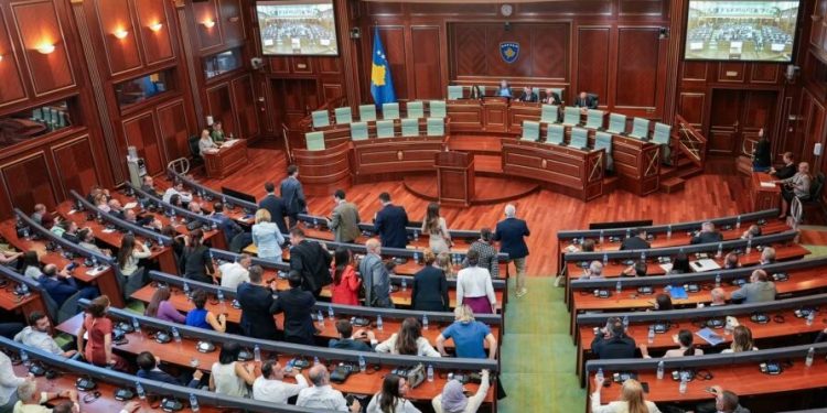 Kosovë- Dështon konstituimi i Kuvendit, rrëzohet kandidatura e Hekuran Muratit. PDK: Sjellin emra të tillë qëllimisht që të mos votohen