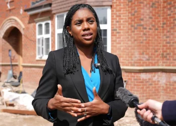 Liderja e Konservatorëve britanikë: Unë shkoj më larg se Farage, do dëboj edhe gratë e fëmijët