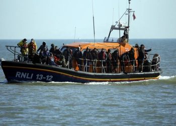 Lufta kundër emigracionit të paligjshëm në Angli, qeveria Starmer akordon 100 milionë paund për të luftuar fenomenin