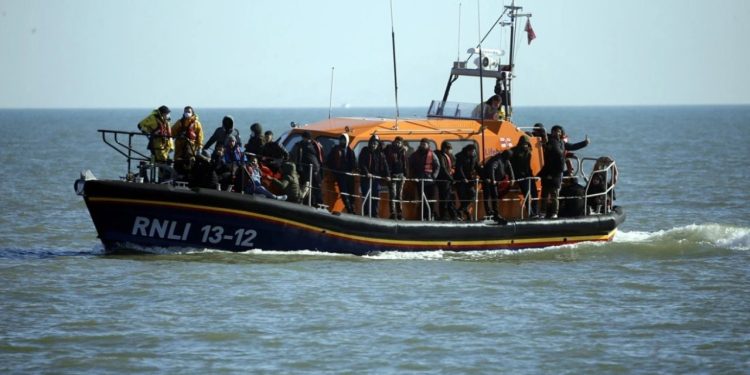 Lufta kundër emigracionit të paligjshëm në Angli, qeveria Starmer akordon 100 milionë paund për të luftuar fenomenin
