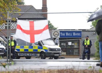 Britanikët protestojnë kundër strehimit të azilkërkuesve në hotele: Nuk ndihesh më i sigurt…