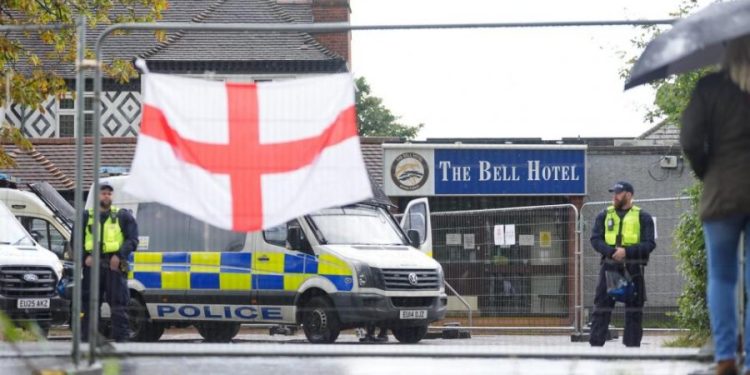 Britanikët protestojnë kundër strehimit të azilkërkuesve në hotele: Nuk ndihesh më i sigurt…