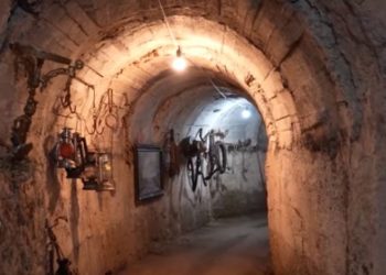 Tuneli i Luftës së Ftohtë në Gjirokastër tërheq turistë kureshtarë për komunizmin