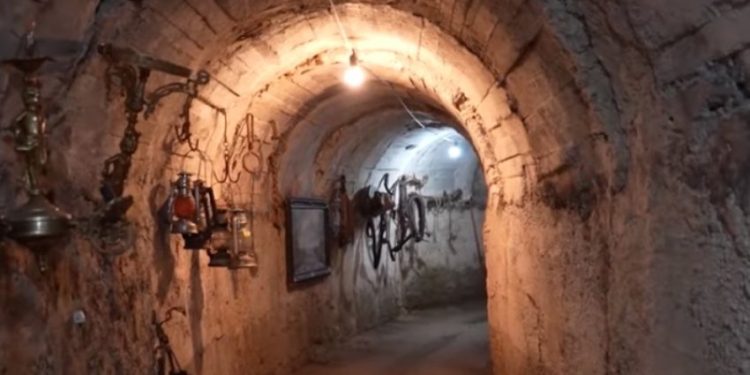 Tuneli i Luftës së Ftohtë në Gjirokastër tërheq turistë kureshtarë për komunizmin