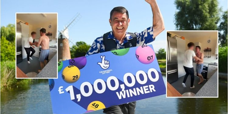 VIDEO/ Pas betejës me kancerin, një burrë në Angli fiton lotarinë, momenti kur u tregon fëmijëve të tij