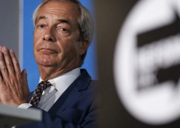 Udhëheqësi i partisë së ekstremit te djathtë në Britani si Trump, paralajmëron deportime masive të emigrantëve