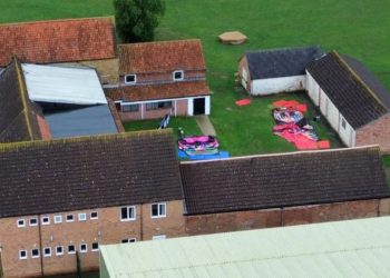 Tetë fëmijë përfunduan në spital, arrestohet një 76-vjeçar në Angli! Dyshohet se i helmoi në kampin veror