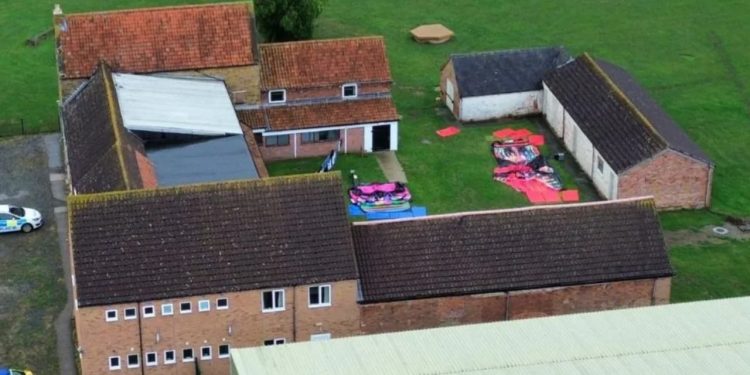 Tetë fëmijë përfunduan në spital, arrestohet një 76-vjeçar në Angli! Dyshohet se i helmoi në kampin veror