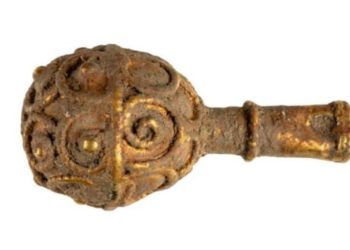 Gërmim i rastësishëm në Britani/ Studentja gjen një medaljon ari 1200-vjeçar