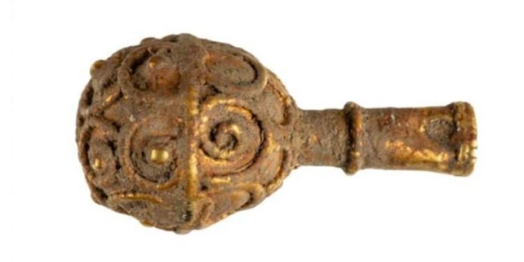 Gërmim i rastësishëm në Britani/ Studentja gjen një medaljon ari 1200-vjeçar