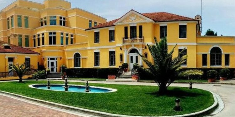 Ambasada e SHBA në Tiranë apel qytetarëve: Respektoni kushtet e vizës amerikane