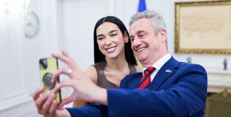 Ambasadori Hargreaves: Britania e Kosova janë krenare ta quajnë Dua Lipën të tyren