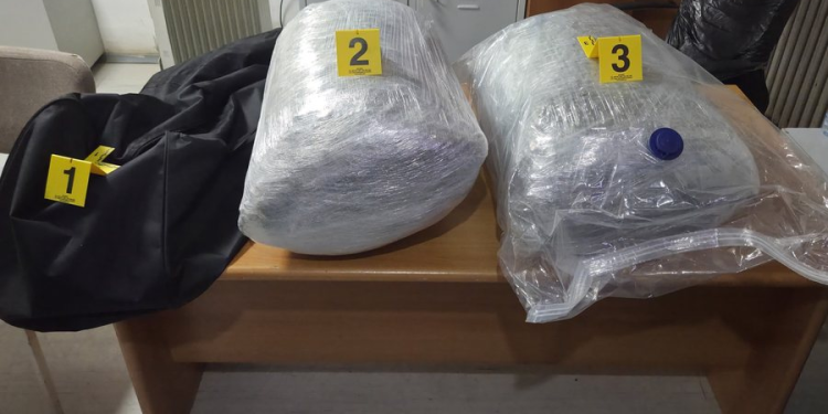 Ndodh në kufirin Shqipëri-Kosovë, trafikanti hedh çantën me 21 kg marijuanë dhe arratiset drejt malit