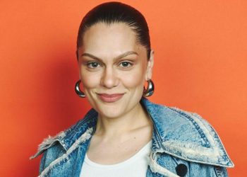 Dy muaj pas operacionit, Jessie J rikthehet në spital: E vështirë të marr frymë