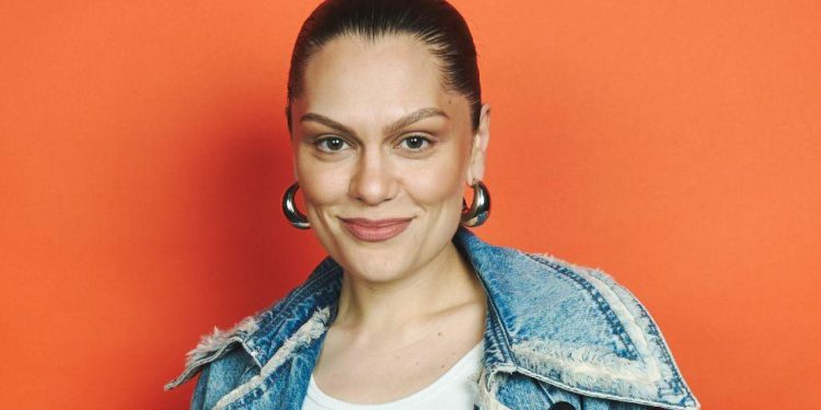 Dy muaj pas operacionit, Jessie J rikthehet në spital: E vështirë të marr frymë