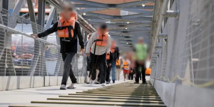 Britania nis kthimin e emigrantëve, fillon zbatimi i marrëveshjes së re me Francën