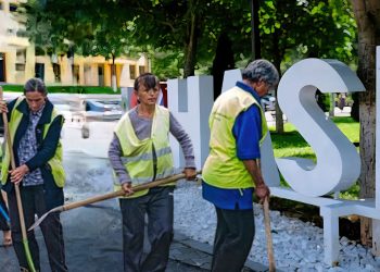 Hasi me gra të vetmuara, burra në Angli dhe fëmijë që mezi njohin baballarët