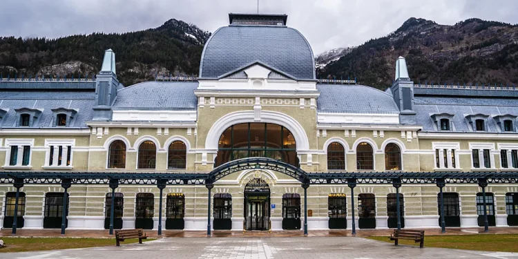 Nga “Titaniku i Pirenejve” në hotel luksoz, rilindja e stacionit më të pafat të Evropës
