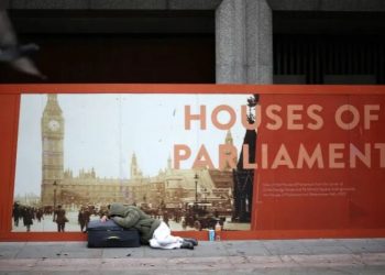 Ministrja britanike e Strehimit jep dorëheqjen. Dëboi qiramarrësit në pronën e saj dhe rriti qiranë