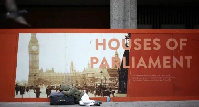 Ministrja britanike e Strehimit jep dorëheqjen. Dëboi qiramarrësit në pronën e saj dhe rriti qiranë