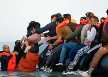 Britania i shpall ‘luftë’ emigracionit të paligjshëm, ofron 100 milionë paund për ndalimin e gomoneve