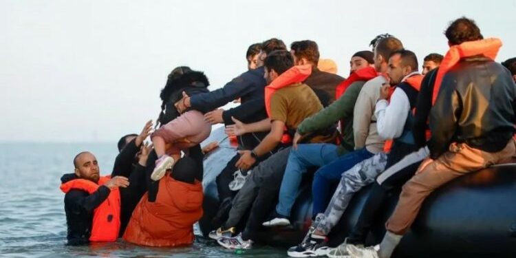 Britania i shpall ‘luftë’ emigracionit të paligjshëm, ofron 100 milionë paund për ndalimin e gomoneve