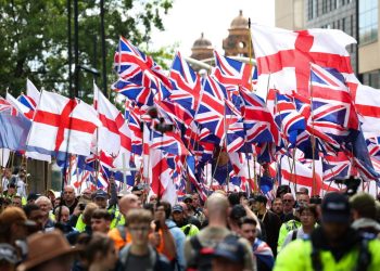 Përleshje dhe tensione të ashpra në protestat kundër emigrantëve në Mançester dhe Londër