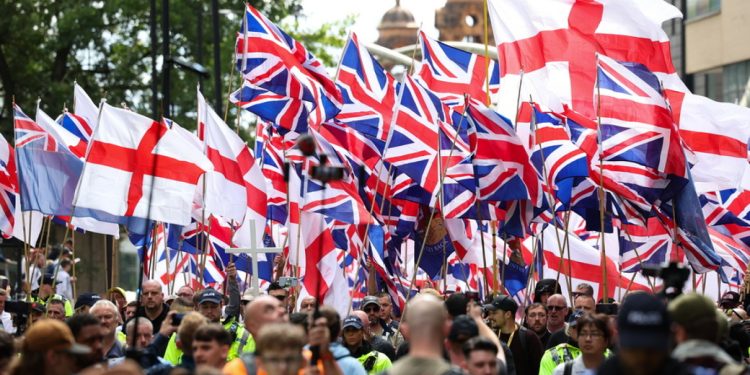 Përleshje dhe tensione të ashpra në protestat kundër emigrantëve në Mançester dhe Londër