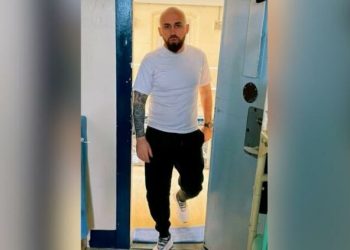 ‘Dua të shoh familjen’, i burgosuri shqiptar bën TikTok nga qelia në Britani: Ushqimi këtu është i tmerrshëm