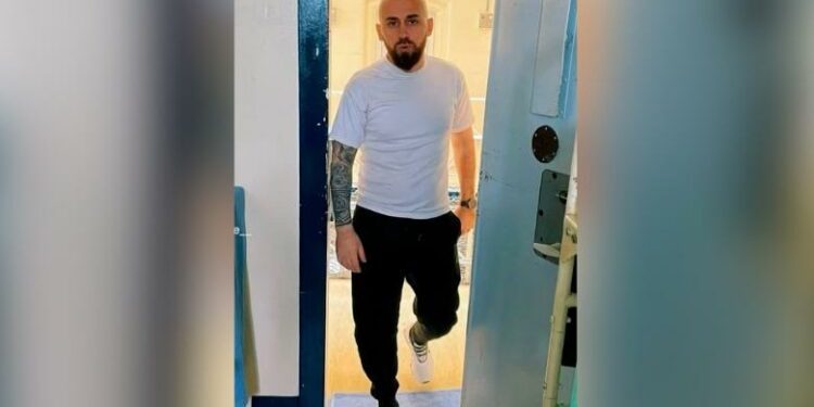 ‘Dua të shoh familjen’, i burgosuri shqiptar bën TikTok nga qelia në Britani: Ushqimi këtu është i tmerrshëm