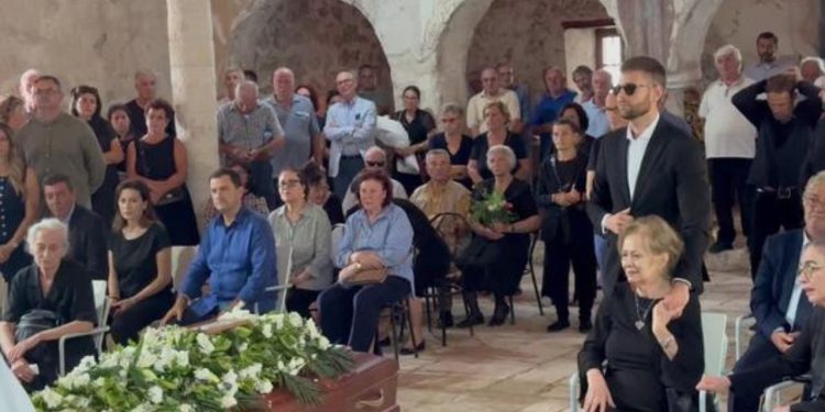 I jepet lamtumira e fundit regjisorit Dhimitër Anagnosti, Nderi i Kombit prehet në Vuno