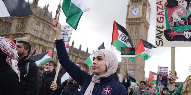 Arrestime të kryera në tubimin kundër ndalimit të aksionit për Palestinën në Londër (video)