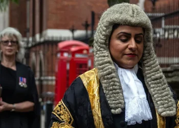 Sapo mori detyrën, Sekretarja e Brendshme britanike njofton planin e zhvendosjes së azilkërkuesve