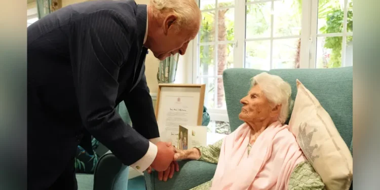 Gruaja më e vjetër në botë, 116 vjeç, takohet me Mbretin Charles