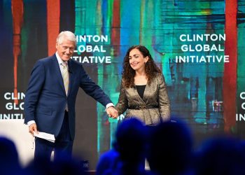 Vjosa Osmani, përkrah Bill Clintonit, rrëfen historinë e Kosovës në New York