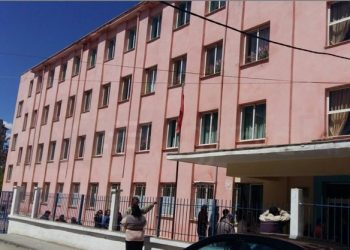 Akuzohet se ngacmoi seksualisht dy nxënëset në Korçë, prokuroria çon në gjykatë mësuesin