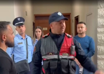 Incident në mbledhjen e Këshillit Bashkiak në Vlorë, ndërhyn policia