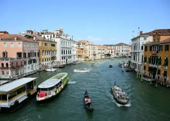 Çifti britanik zhytet në kanalin e Venecias, gjobitet dhe i ndalohet hyrja për 48 orë