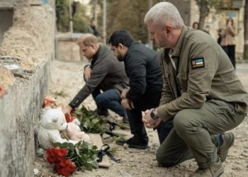 Princi Harry viziton zonat e sulmeve ruse